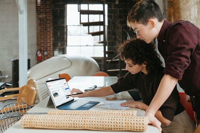 Entrepreneurs getting help starting a small business